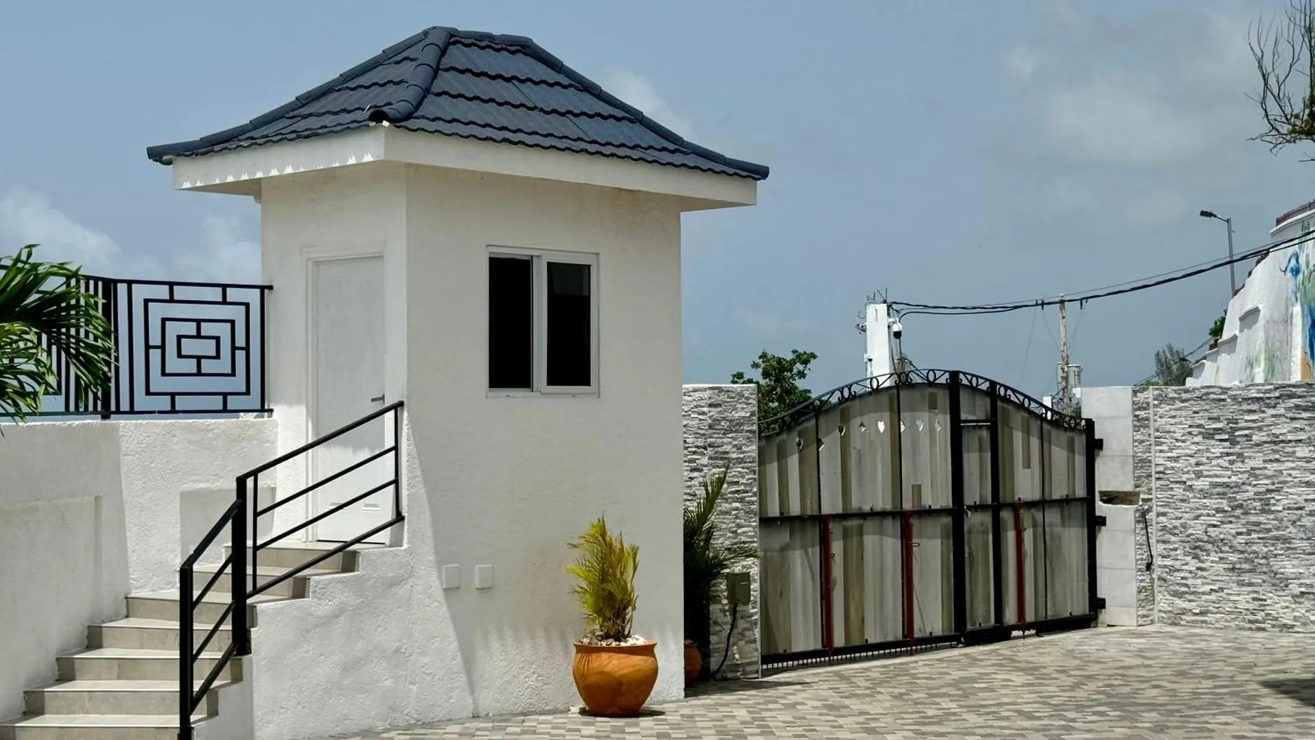 Hospitality Expert Bts 7 - Pool Beach & Bar Montego Bay Jamaica