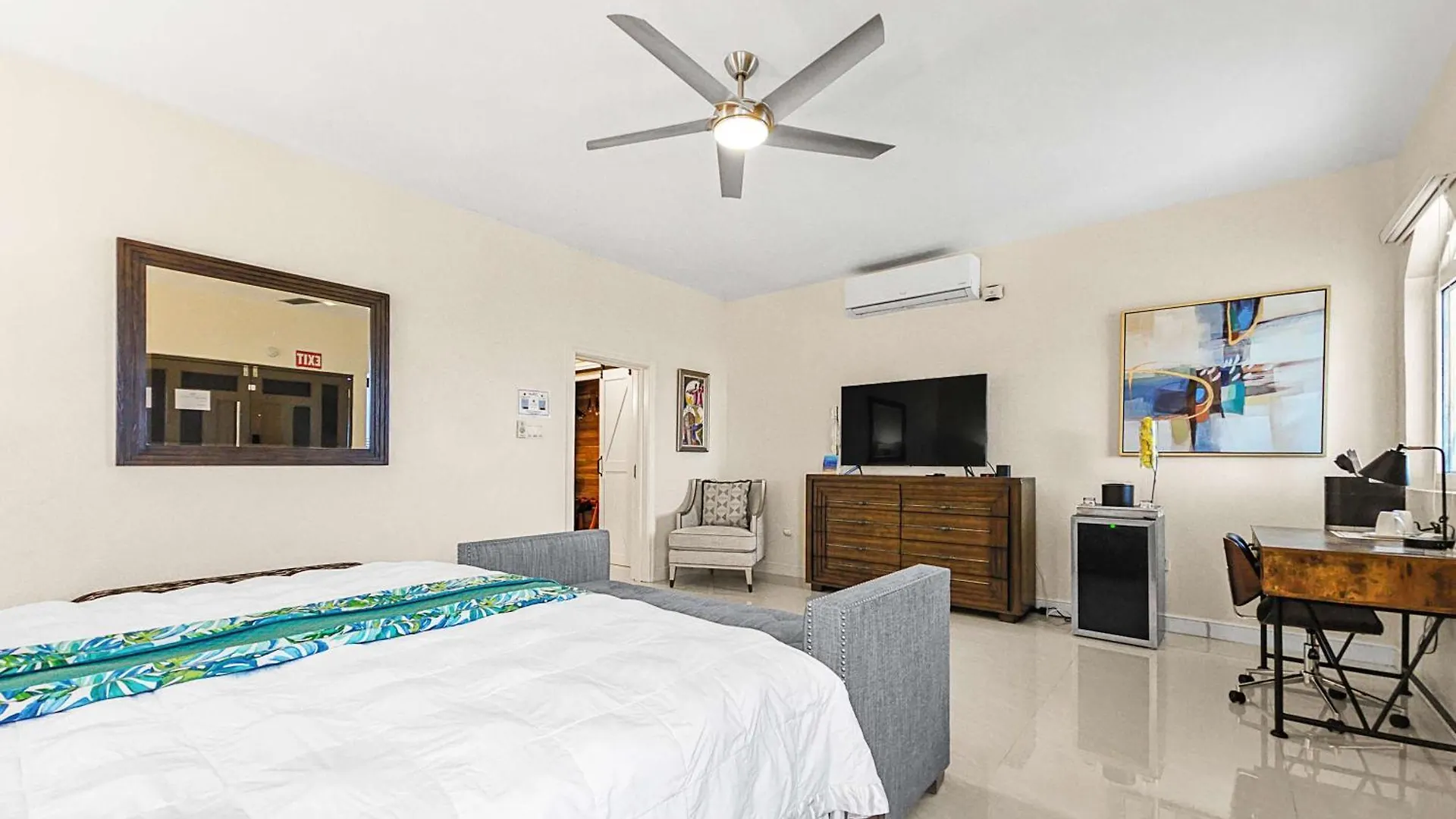 Hospitality Expert Bts 7 - Pool Beach & Bar Montego Bay Jamaica