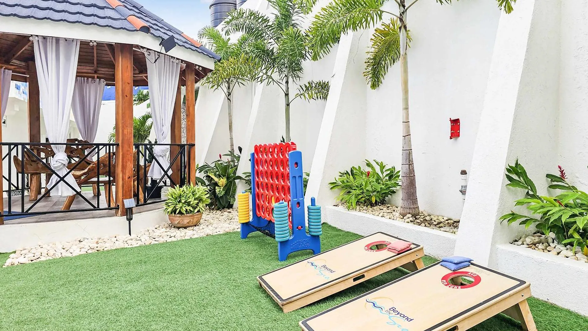 Hospitality Expert Bts 7 - Pool Beach & Bar Montego Bay Inn